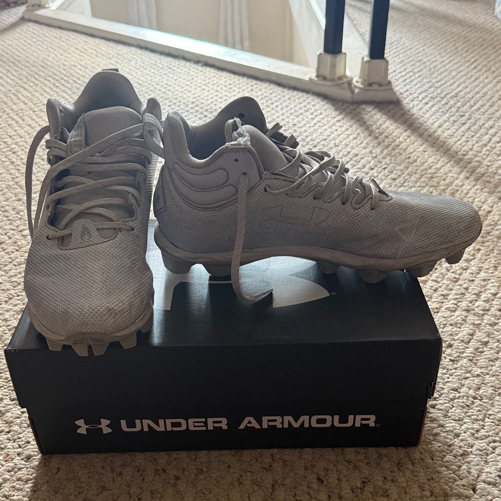 Under Armour Light Gray Sports Cleats